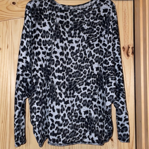 Black and Gray Cheetah Thin Sweater - Picture 3 of 3